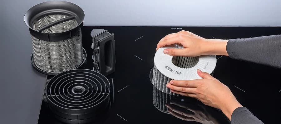 Enkel byte av kolfilter i en spishäll med fläkt från BORA