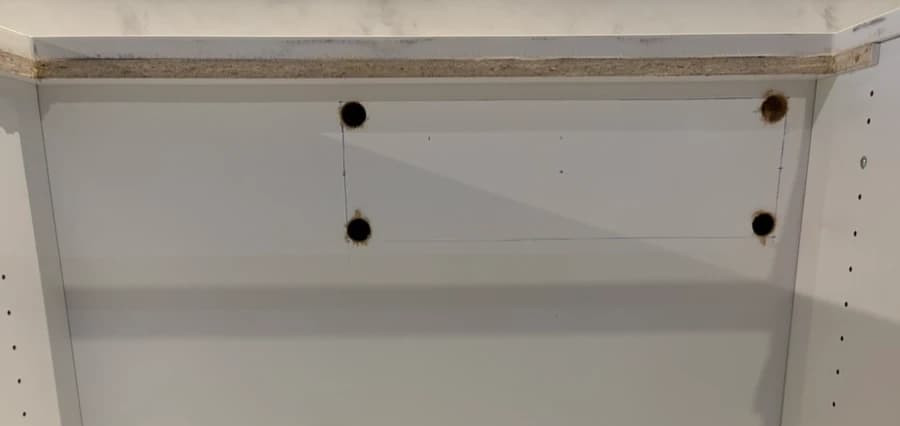 Utsågniong för ventilationshål i bänkskåpet till BORA M Pure