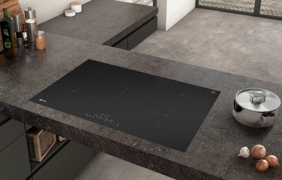 Induktionshäll från Neff som är planmonterad i en bänkskiva