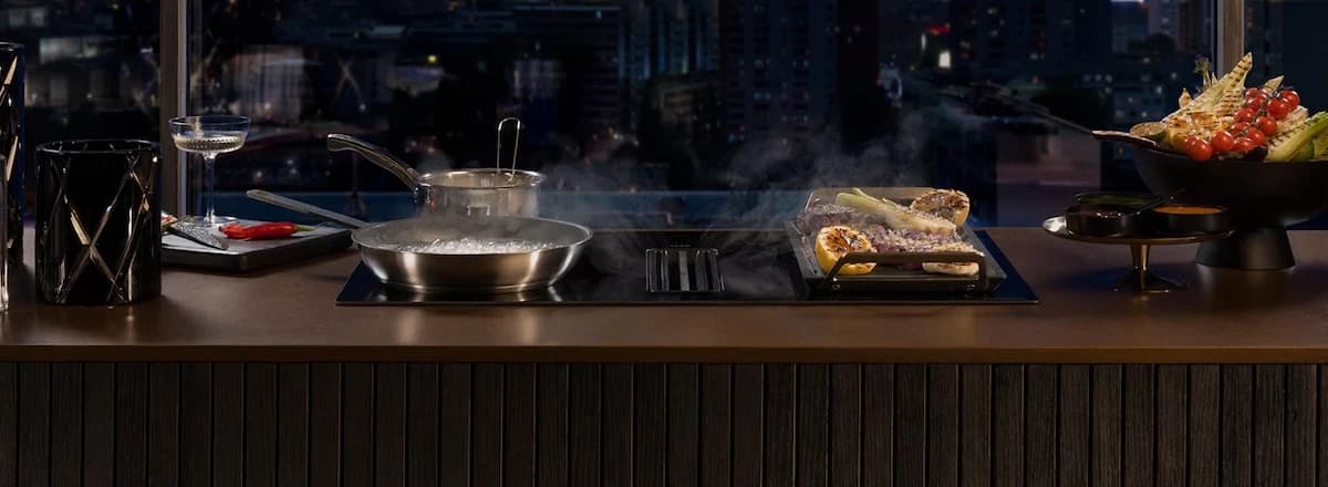 Spishäll med fläkt ger ett modern utseende till köket